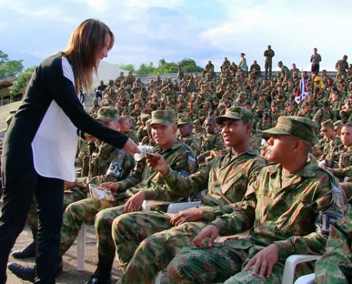 Distribution du livret des droits de l'homme à des soldats colombiens