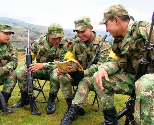 Soldats lisant le livret sur les droits de l'homme