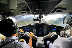 pilote dans le cokpit